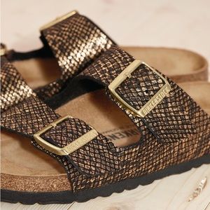 Birkenstock Arizona in Shiny Python Black